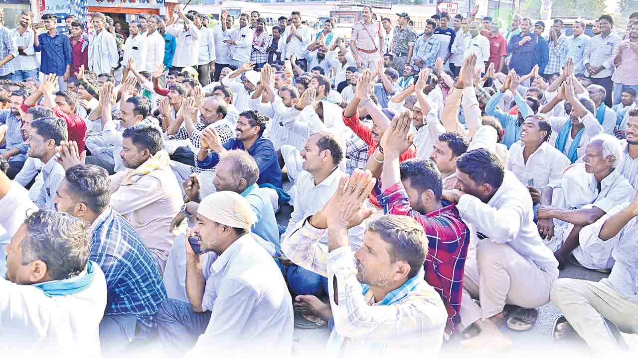 రోడ్డెక్కిన పసుపు రైతు