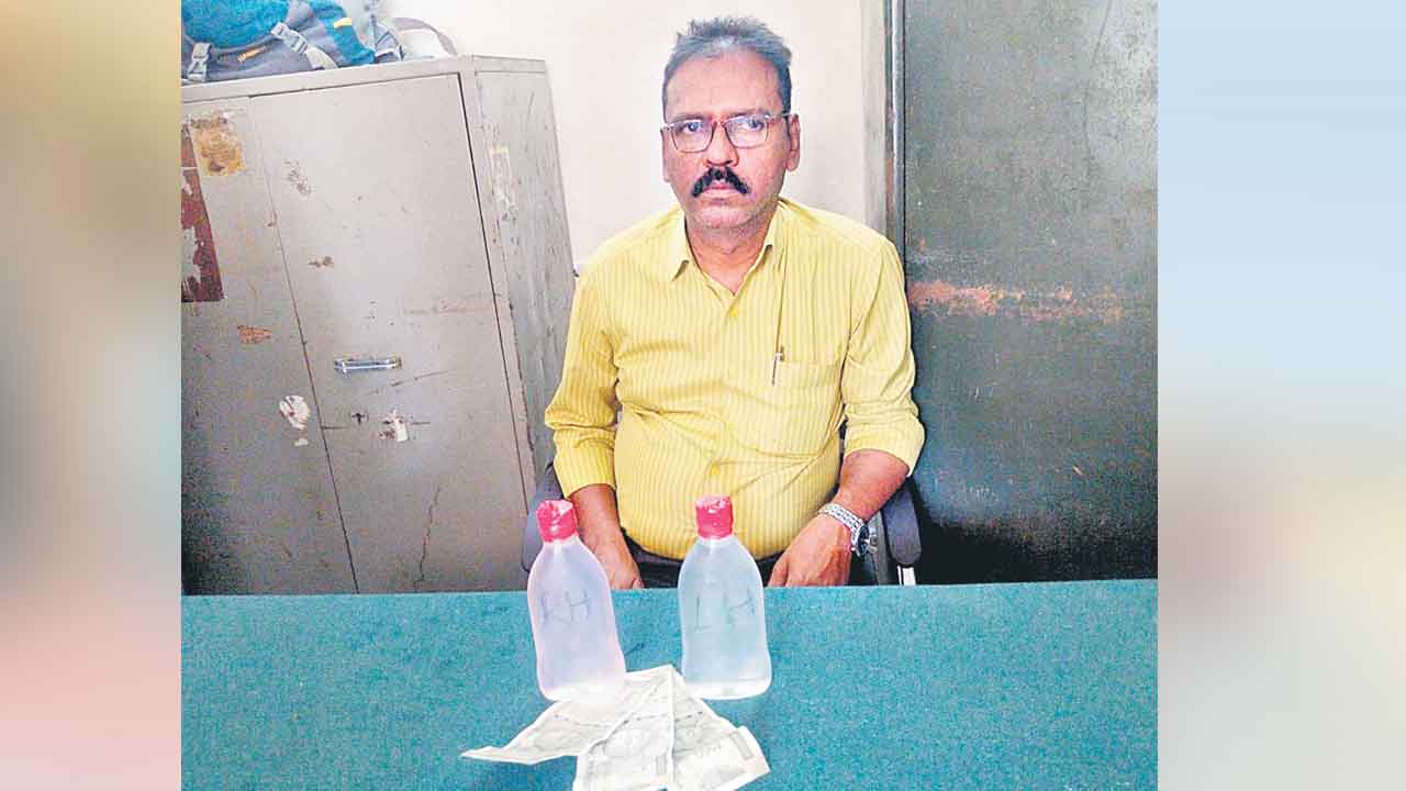 బార్‌ లైసెన్స్‌ జిరాక్స్‌కు 1,500 లంచం