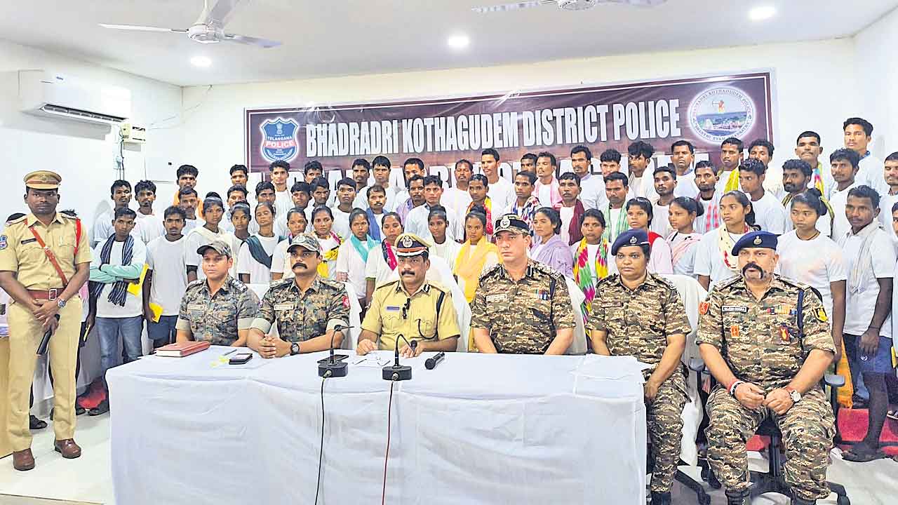 64 మంది మావోయిస్టుల లొంగుబాటు