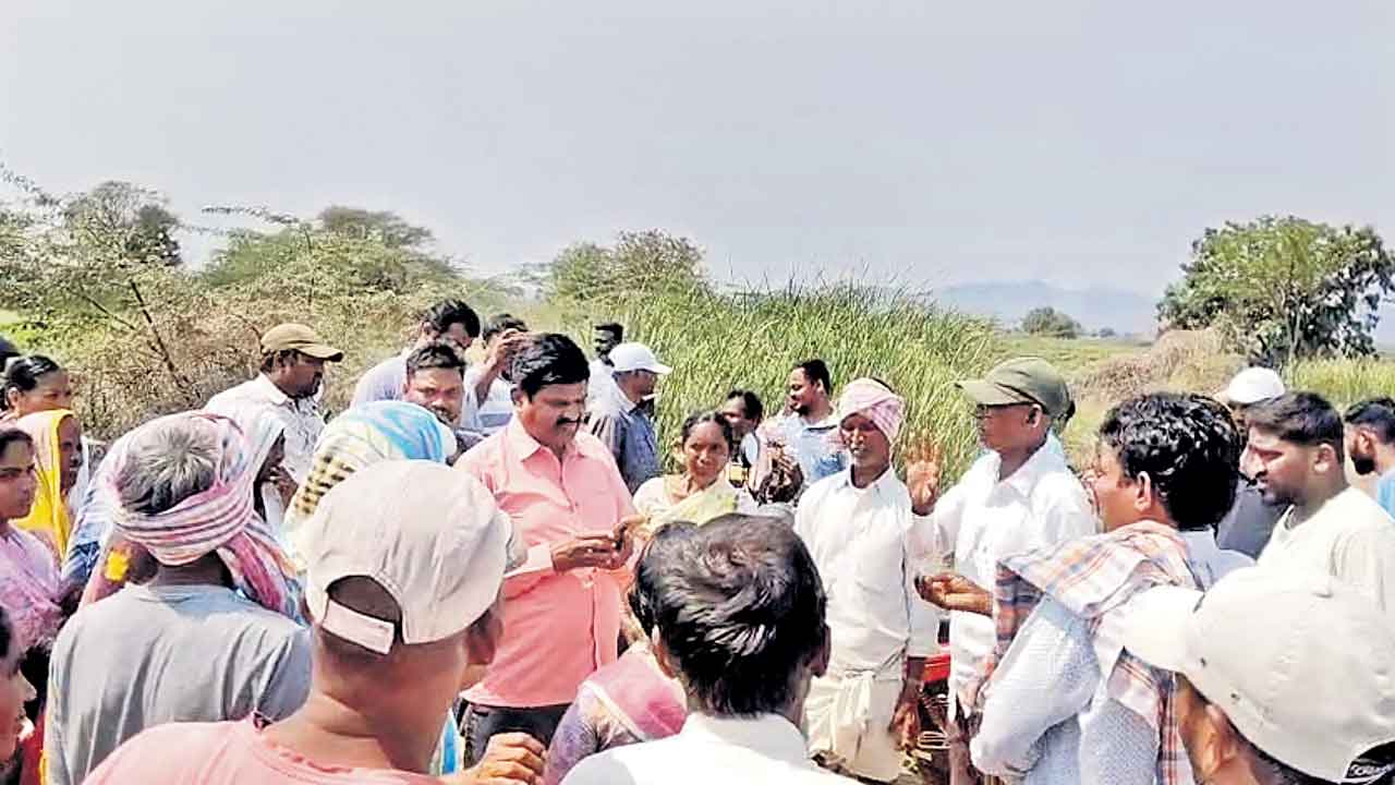 సర్వే పనులను అడ్డుకున్న గ్రామస్తులు