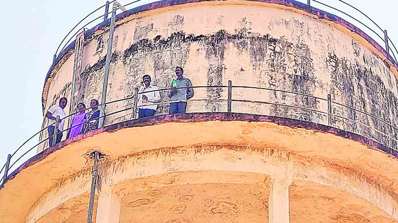 అక్రమ నిర్మాణాన్ని కూల్చేయాలి