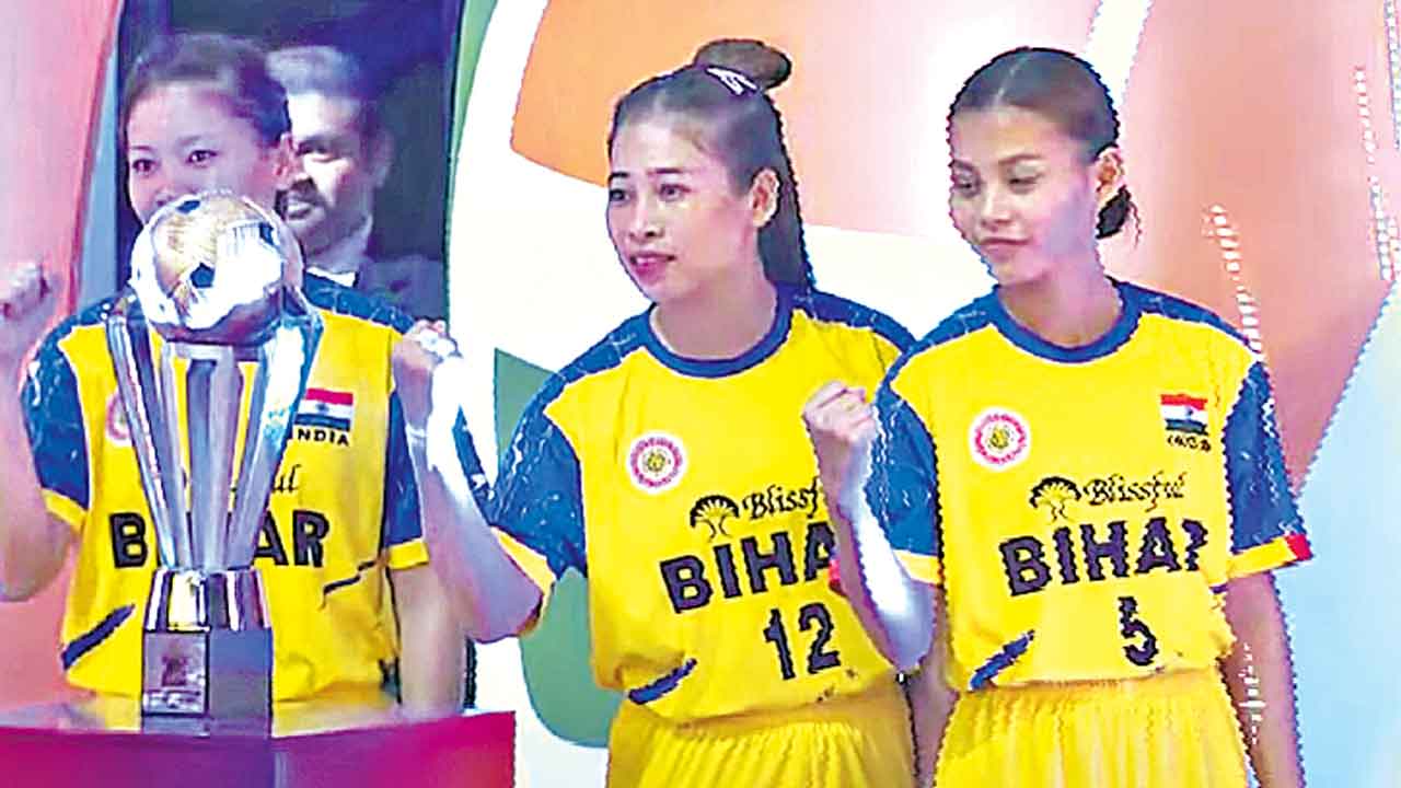 భారత మహిళల జట్టుకు రజతం