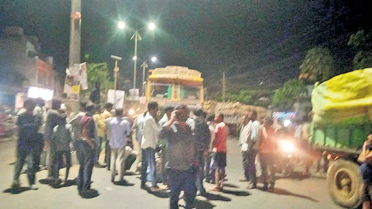 మానుకోటలో మిర్చి రైతుల ఆందోళన