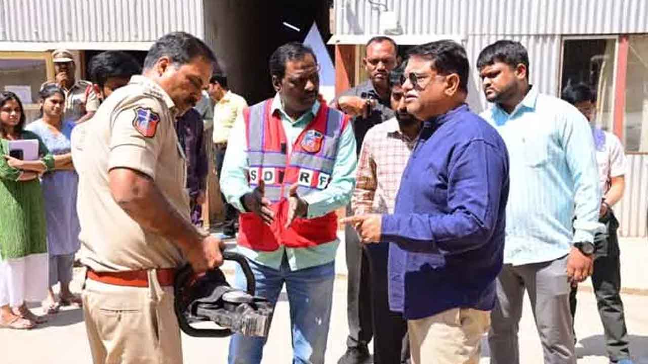 సొరంగంలోకి రోబోటిక్‌ బృందాలు