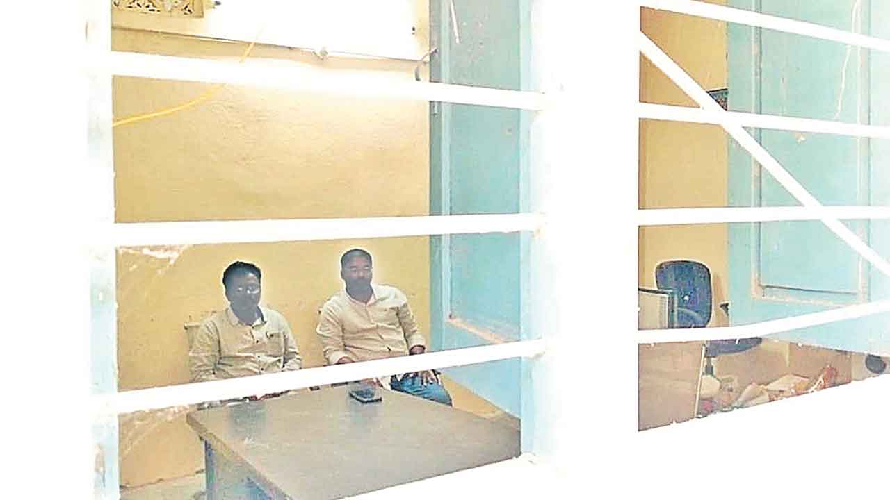 సాగునీటి కోసం అధికారుల నిర్బంధం