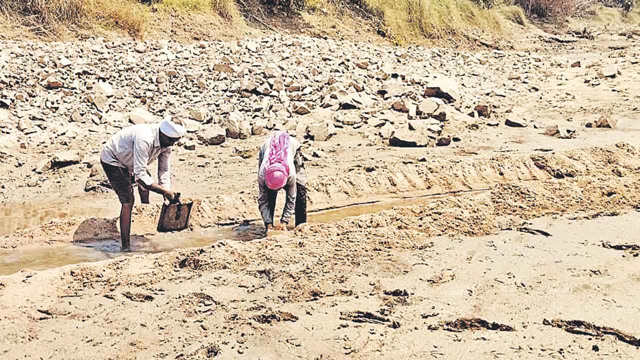 Akeru Vagu | ఆకేరు వాగులో రైతన్నల నీటిగోస.. గుంతల్లో నీరే దిక్కు!