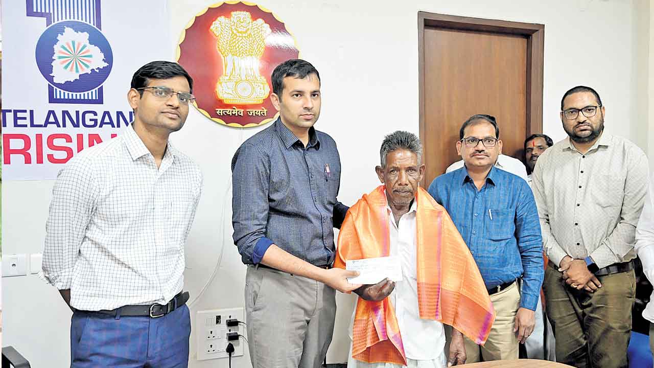 కోర్టు తీర్పు కాపీ రాకముందే చెక్కుల పంపిణీ