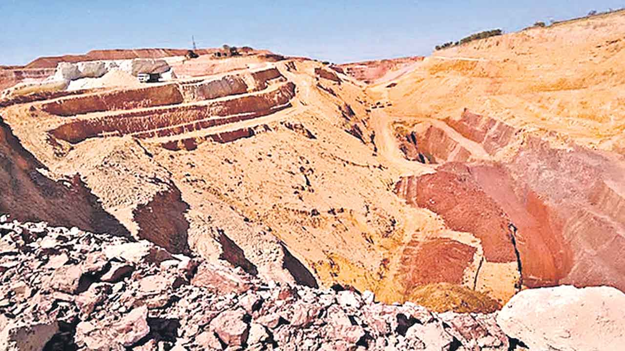 గనుల నిబంధనలకు సున్నం.. రాష్ట్ర ఖజానాకు కన్నం‘హద్దులు’ దాటిన పెద్దల బేరం