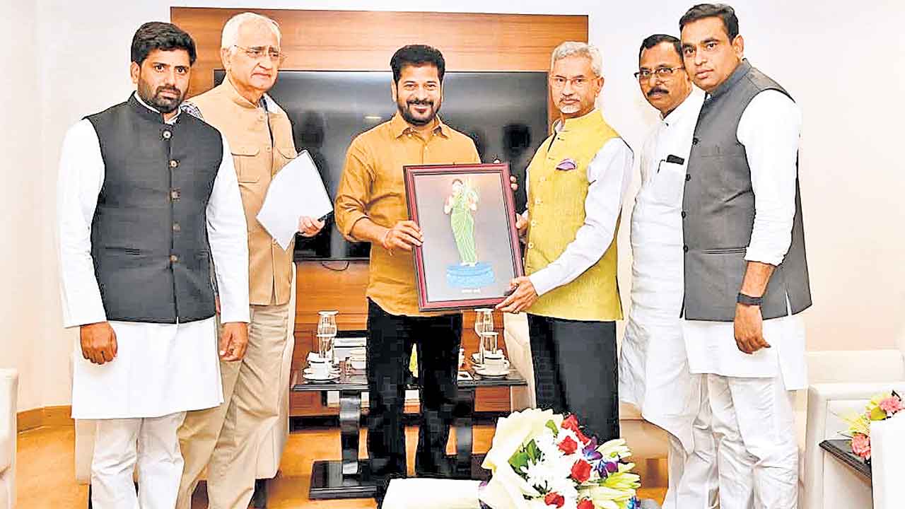 విపక్షం సభలో.. సీఎం టూర్‌లో!