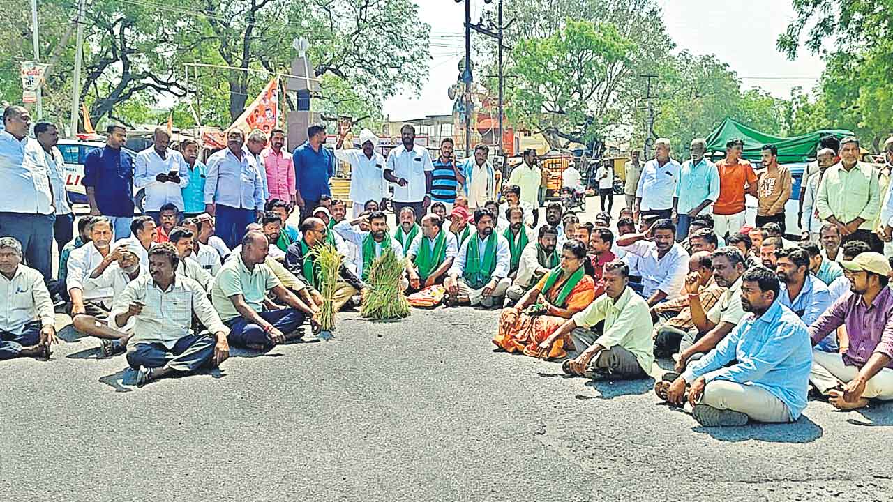 బచ్చన్నపేటలో అన్నదాతల ధర్నా