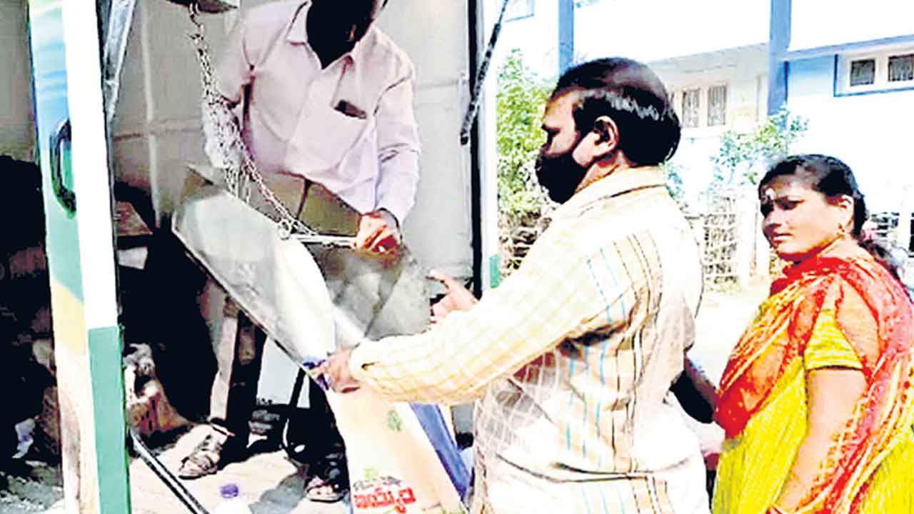 రేషన్‌ డీలర్లకు కమీషన్‌ పరేషాన్‌