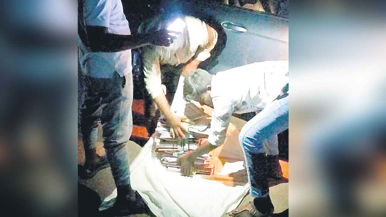 Mulugu | ప్రభుత్వ కార్యాలయం నుంచి ఫైళ్ల తరలింపు.. సెలవు రోజు రాత్రి వేళ సీనియర్‌ అసిస్టెంట్‌ నిర్వాకం