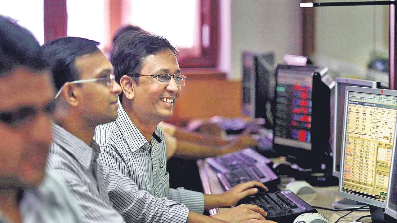 రూ.25.90 లక్షల కోట్లు..5 శాతానికిపైగా పుంజుకున్న బీఎస్‌ఈ సెన్సెక్స్‌