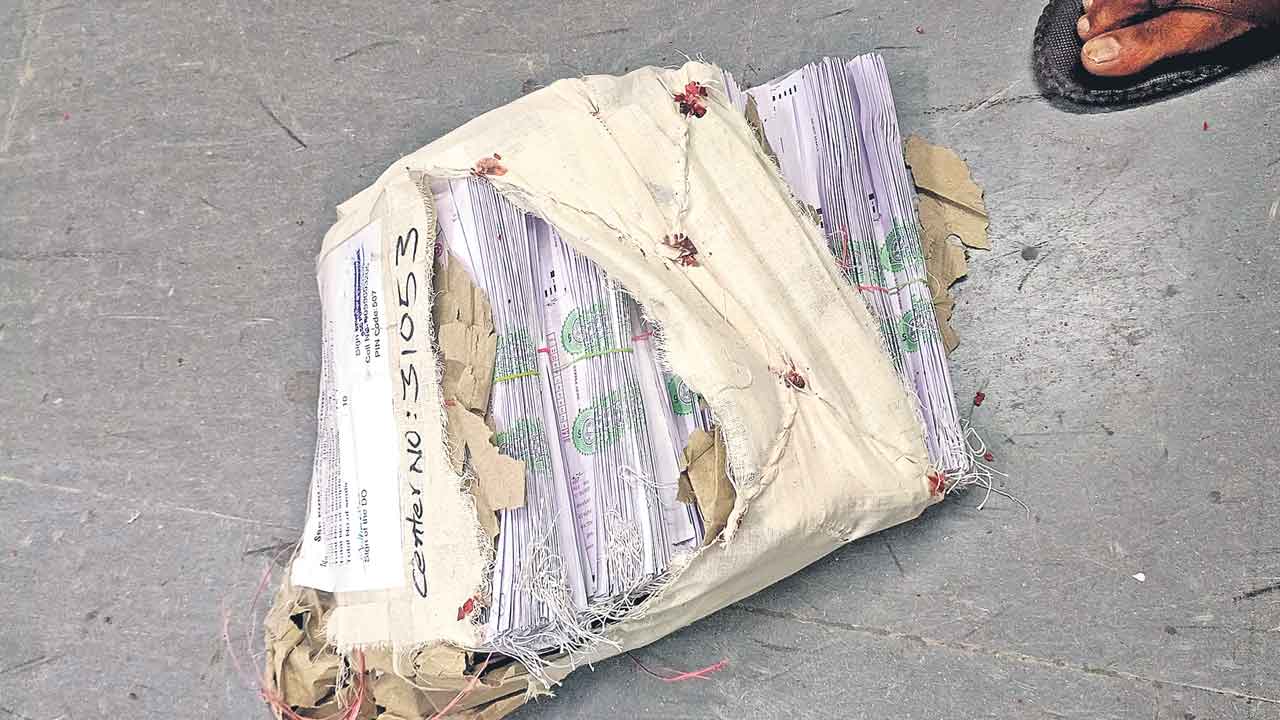 SSC Exams | ‘పది’ జవాబుపత్రాల తరలింపులో నిర్లక్ష్యం.. ప్యాకింగ్‌ చినిగిపోయి బయటపడ్డ బండిల్స్‌