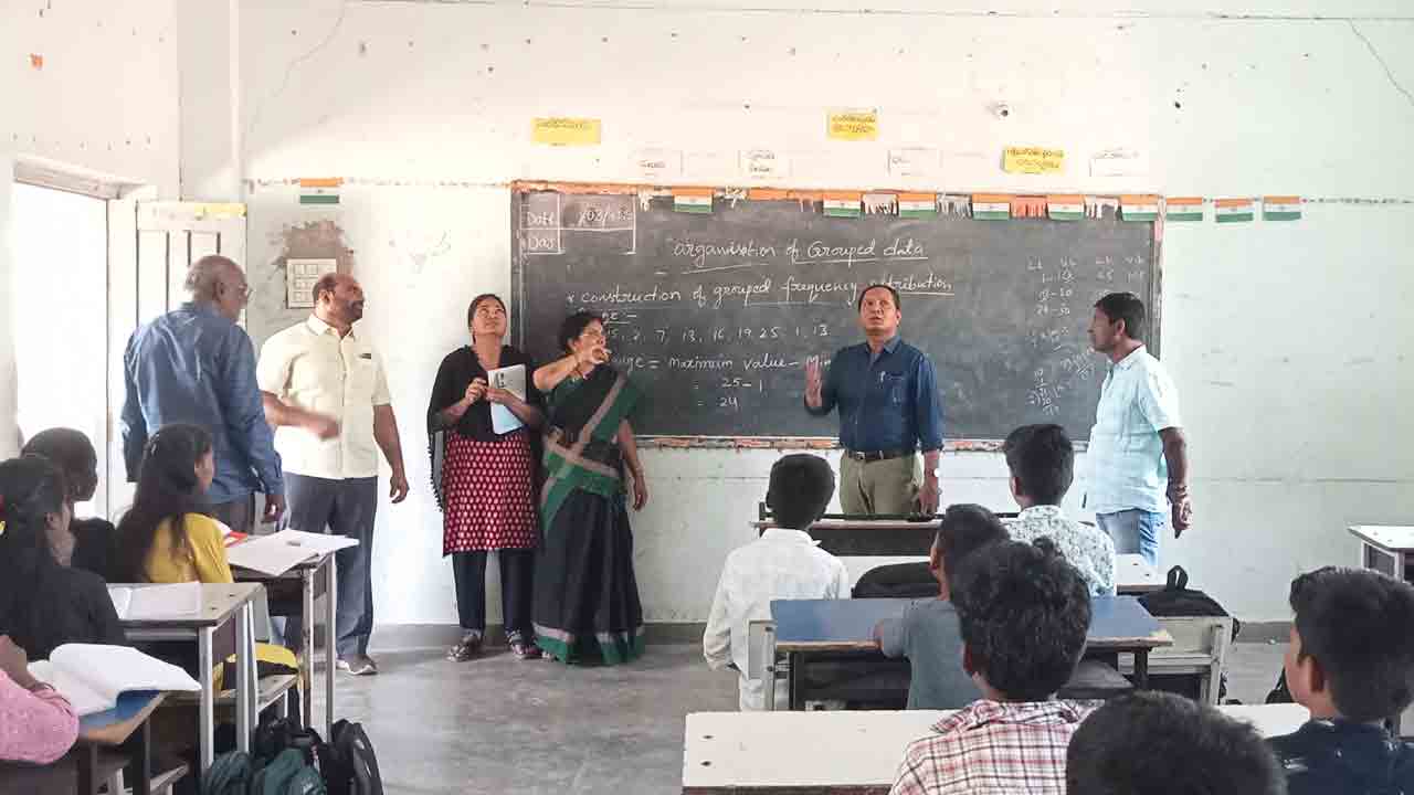 10th class exams | విద్యార్థుల హాల్ టికెట్లు క్షుణ్ణంగా పరిశీలించాలి : డీఈఓ రమేష్ కుమార్