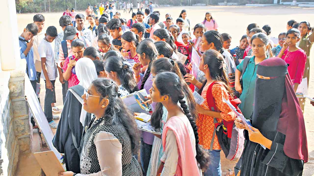 SSC Paper Leak | టెన్త్ పేపర్ లీక్లో కాంగ్రెస్ నేతల అనుచరులు.. ఓ ప్రైవేట్ స్కూల్తో డీల్!