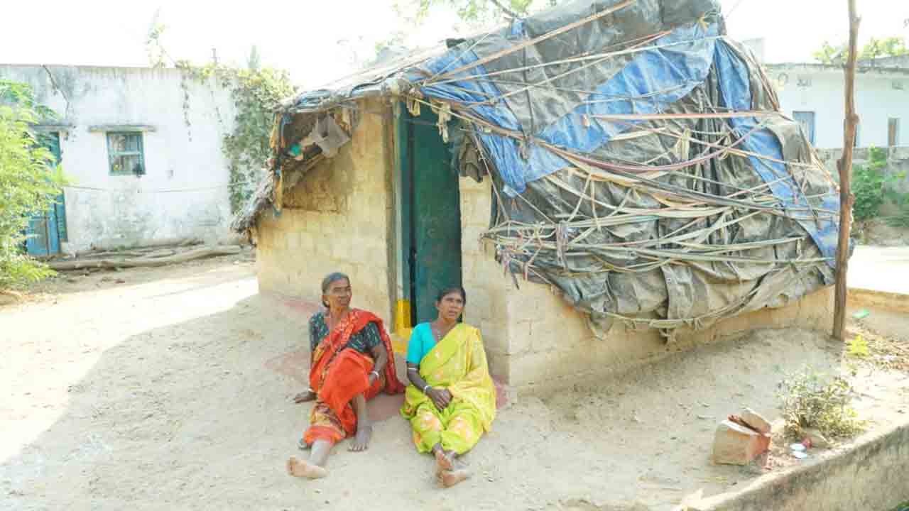 ఆదర్శం.. అరకొరే..!