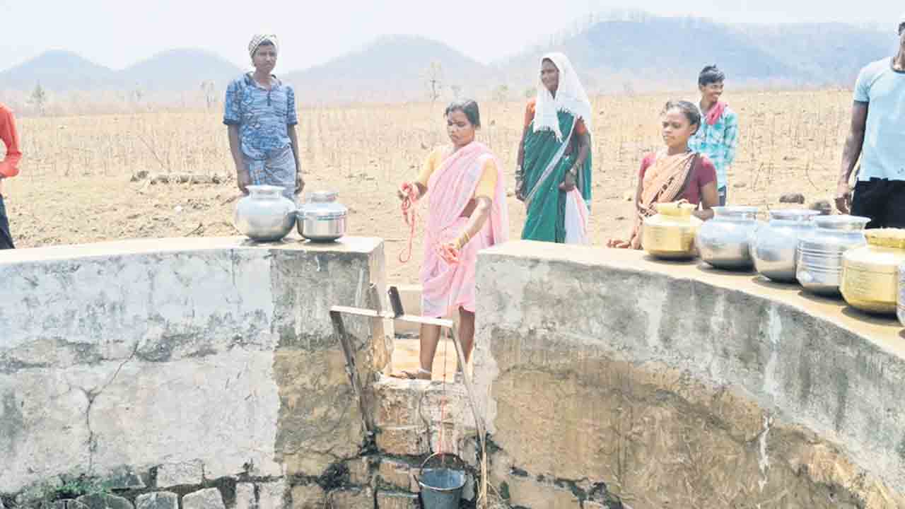 తాగునీటి కోసం తండ్లాడుతున్న కొలాం గ్రామం