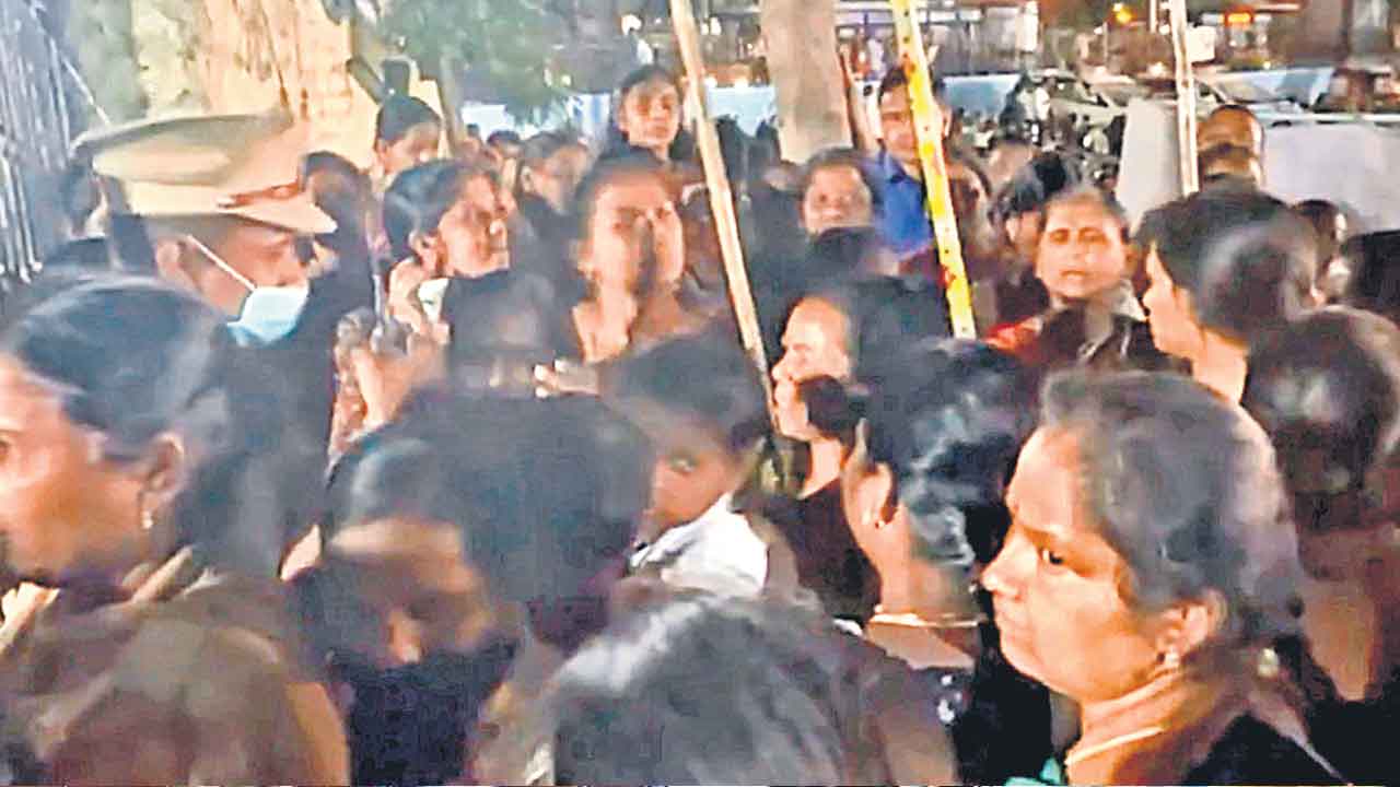 Revanth Reddy | సీఎం నిర్బంధపు స్పీచ్‌? పరేడ్‌గ్రౌండ్‌కు తాళాలు వేసి ఓవరాక్షన్‌