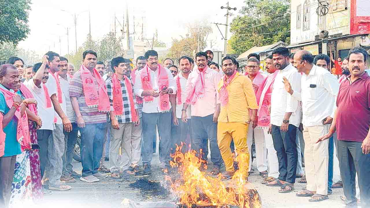ప్రశ్నిస్తే గెంటేస్తారా ?