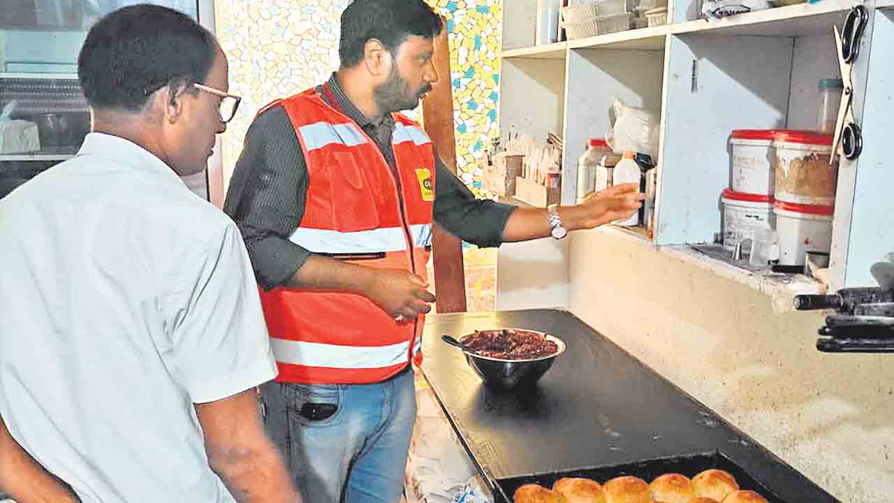 అమన్‌ స్వీట్‌ ఫ్యాక్టరీ సీజ్‌..