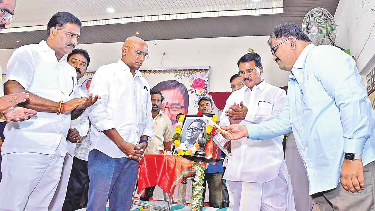 తెలంగాణ అస్తిత్వానికి ప్రతీక దాశరథి