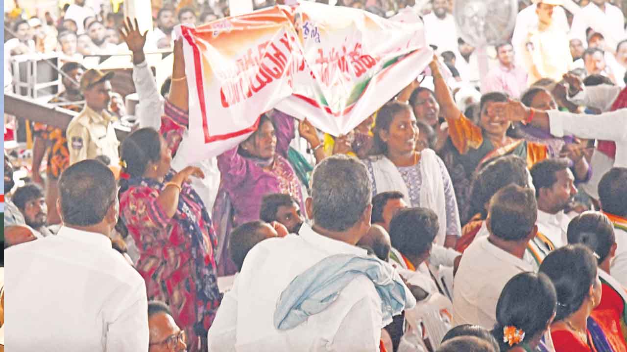 Station Ghanpur | ప్రగతి సభలో సీఎంకు నిరసనసెగ.. రేవంత్‌రెడ్డి ప్రసంగిస్తుండగా ఫ్లెక్సీ ప్రదర్శించిన మహిళలు