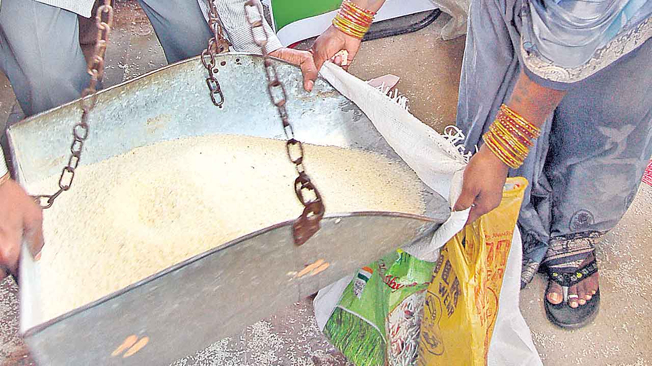PDS Rice | రేషన్‌ బియ్యం వస్తలేవు.. 12వ తేదీ వచ్చినా షాపులకు చేరని బియ్యం