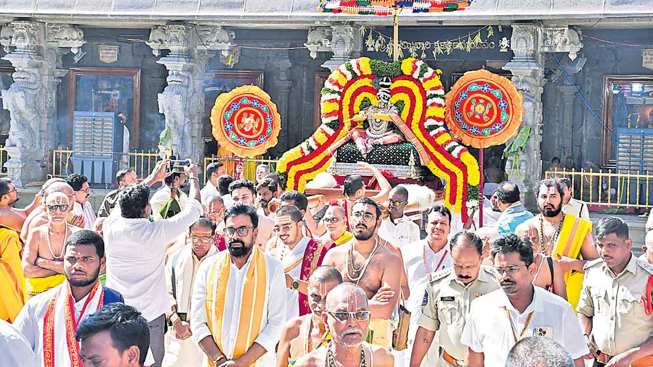 మురళీకృష్ణుడిగా లక్ష్మీనరసింహస్వామి