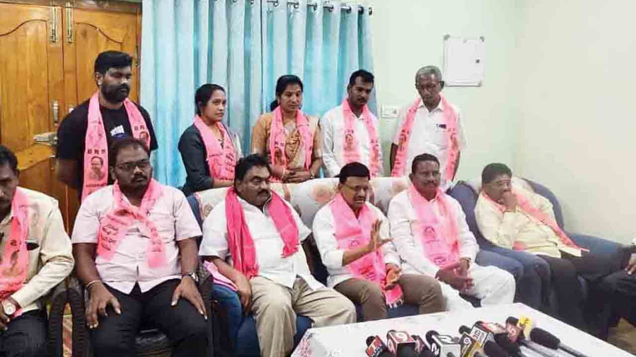 సొంత పార్టీ ఎమ్మెల్యేలే సీఎం పేరు మర్చిపోతున్నారు