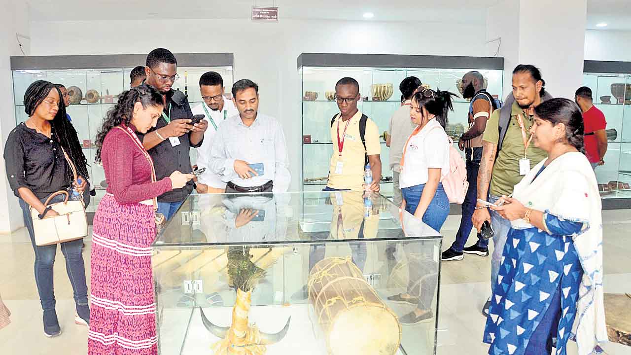 గిరిజన మ్యూజియంలో విదేశీయుల సందడి