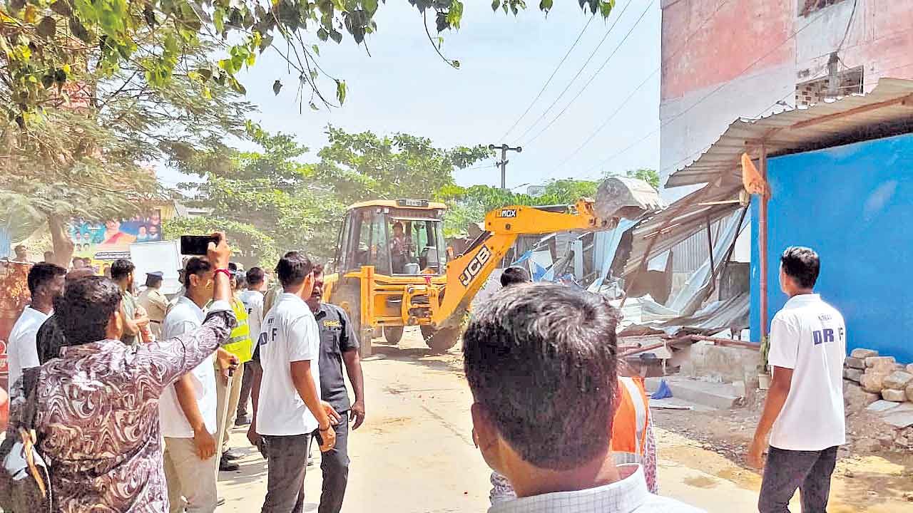 నిజాంపేటలో హైడ్రా కూల్చివేతలు