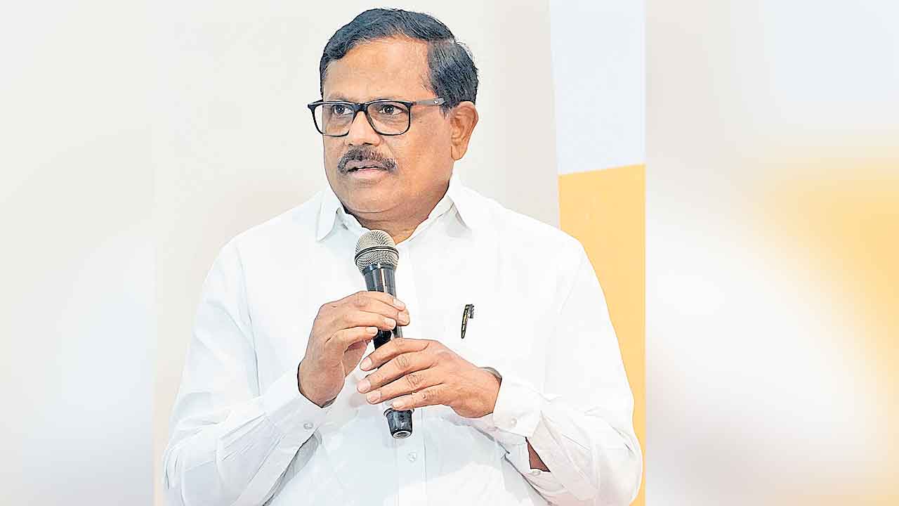 సమాజాన్ని నిలబెట్టే శక్తి సాహిత్యానికే ఉంది