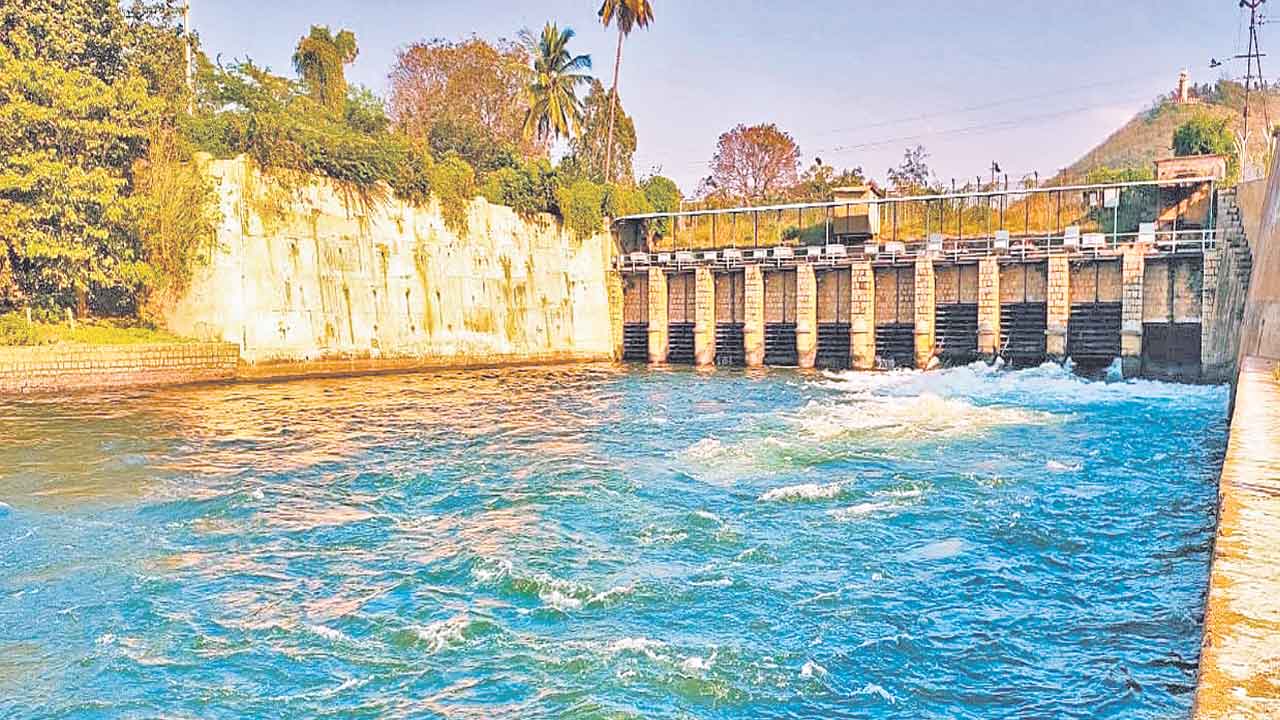 టీబీ డ్యాం నుంచి నీటి విడుదల