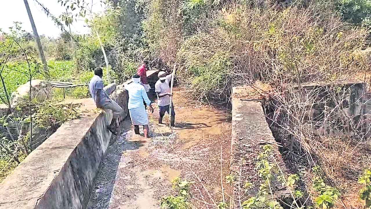 రైతన్నల డబ్బుతో కాలువలకు మరమ్మతు