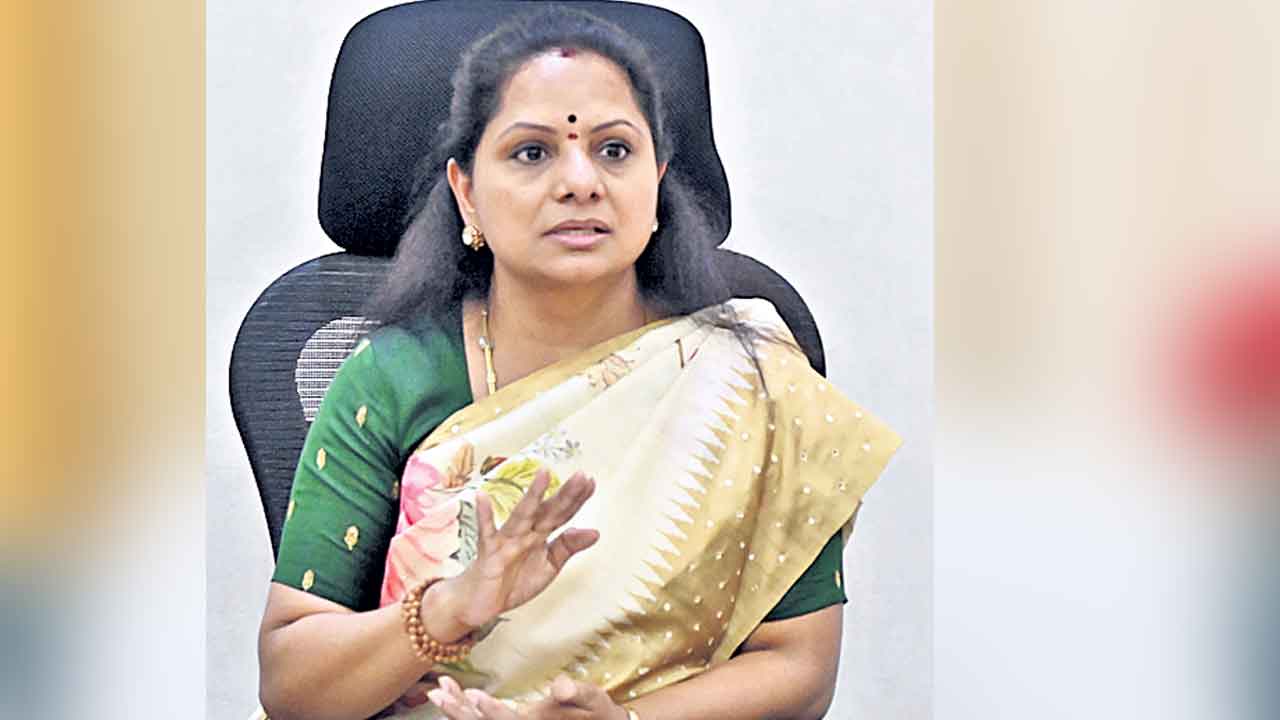 ప్రశ్నిస్తే బెదిరింపులు.. అరెస్టులా?: కవిత