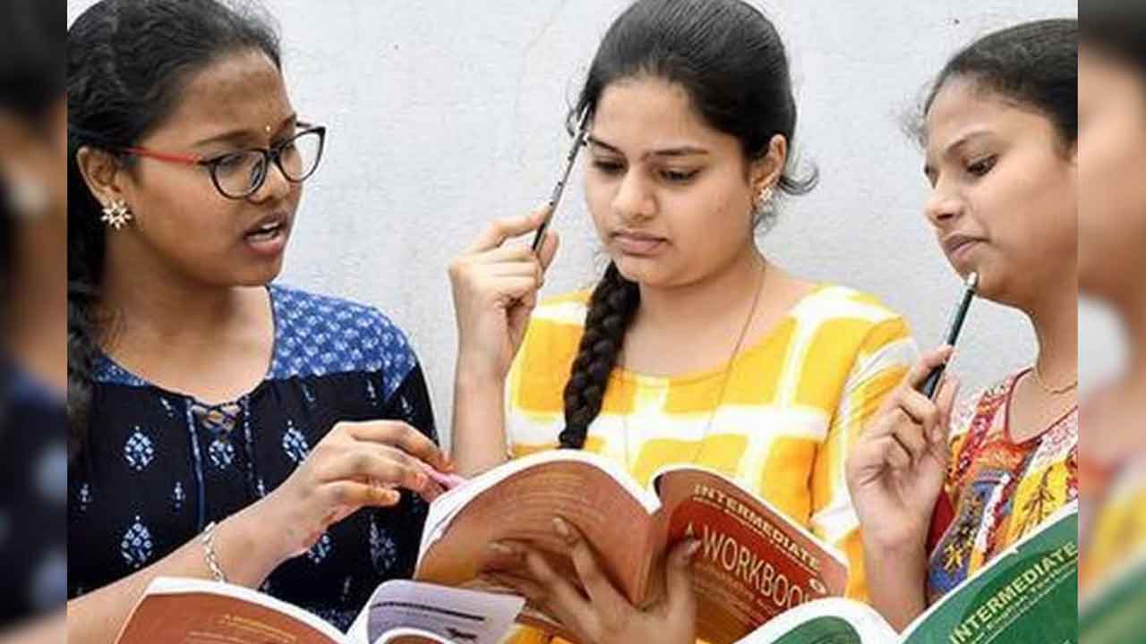 SC Gurukula Degree Colleges | 7 స్సీ గురుకుల డిగ్రీ కాలేజీల్లో సైన్స్ కోర్సులు ఎత్తివేత: అలుగు వర్షిణి