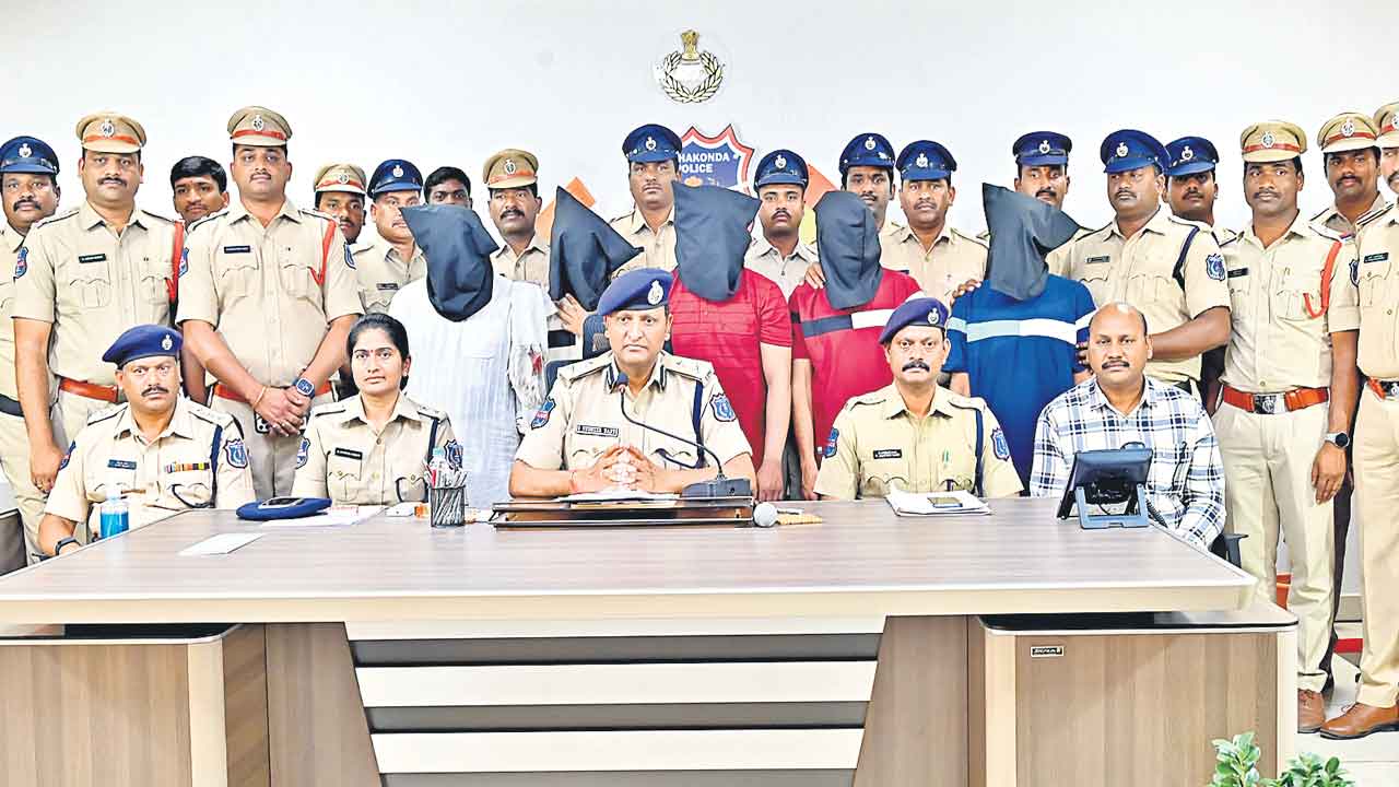 విమానంలో వచ్చి ఏటీఎంలో చోరీ