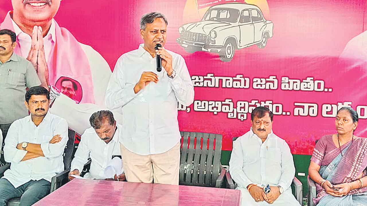 నీళ్లివ్వకుండా రైతుల మధ్య చిచ్చుపెట్టిన సర్కార్‌