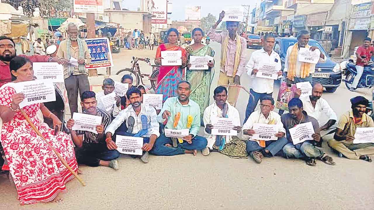చండూరులో చెప్పులదండ వేసుకుని దివ్యాంగుల నిరసన