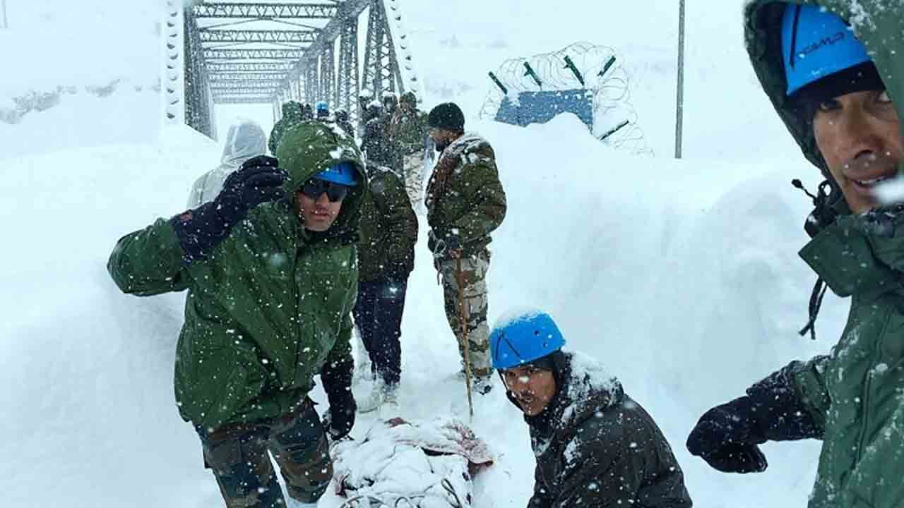 నలుగురి మృతి.. 50 మంది సురక్షితం