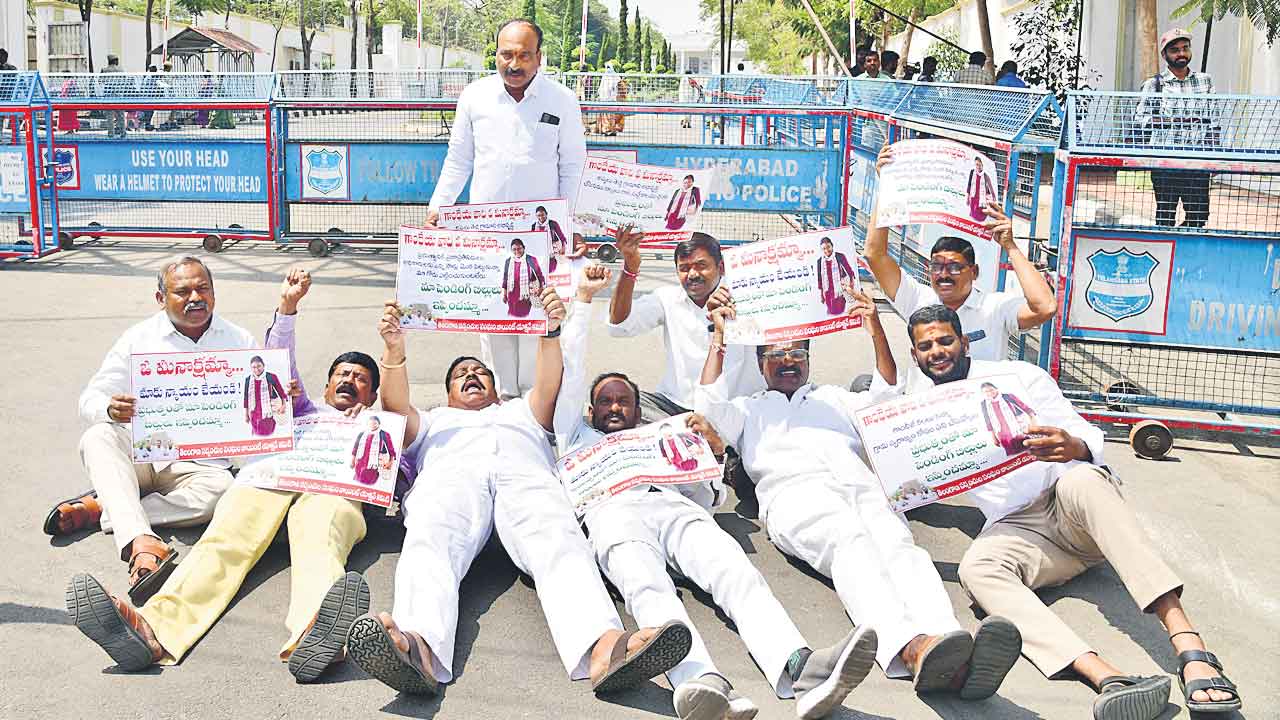 బిల్లుల కోసం మళ్లీ రోడ్డెక్కిన మాజీ సర్పంచులు