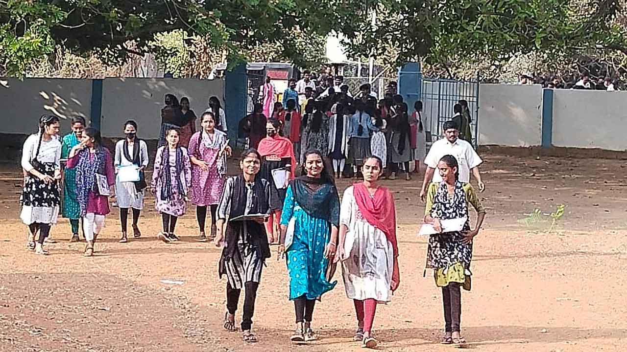 పరీక్షల్లో 15 నిమిషాల నిబంధన వద్దు