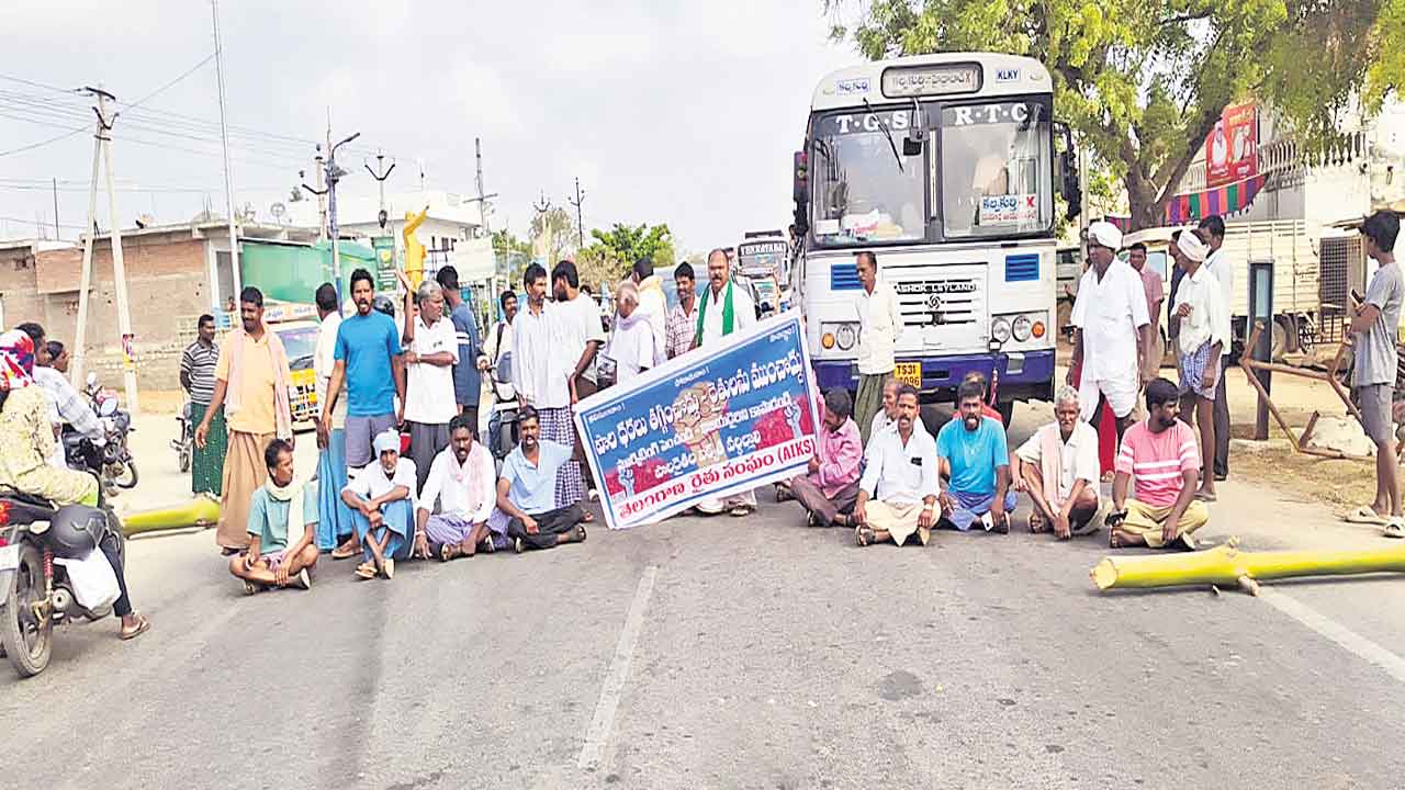 రోడ్డెక్కిన పాడి రైతులు