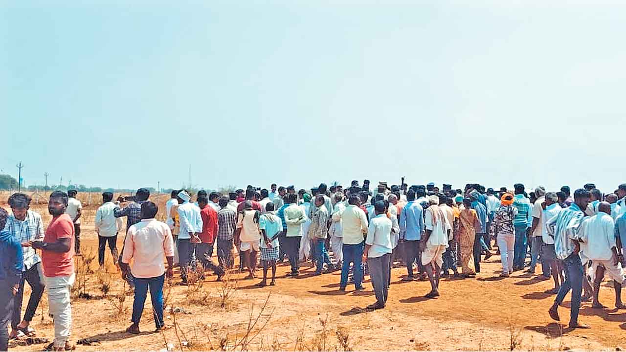 భూసేకరణ పేరిట పొట్ట కొడుతున్నరు