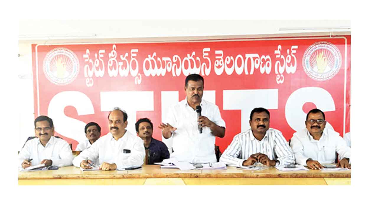 మ్యానిఫెస్టో హామీలను అమలుచేయాలి