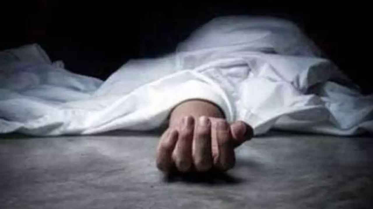 కత్తితో పొడిచి.. పెట్రోల్‌ పోసి నిప్పంటించి