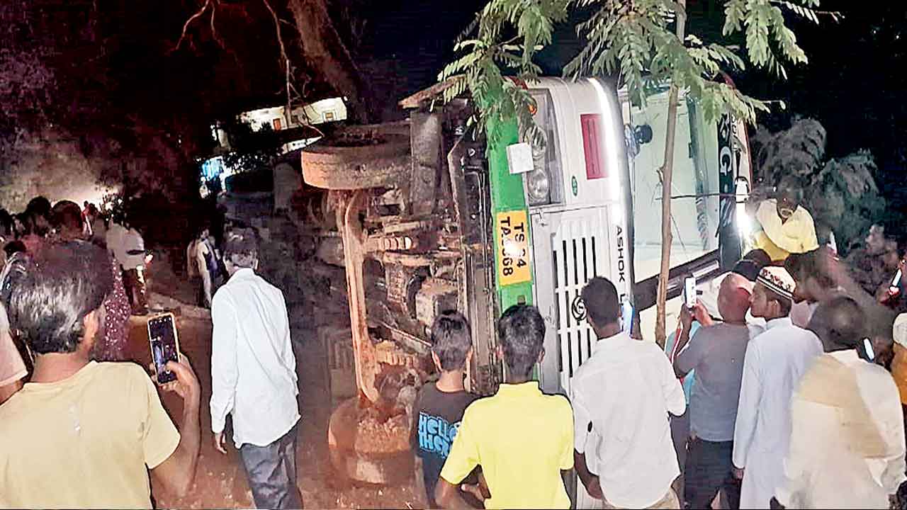 వంద మందితో వెళ్తున్న ఆర్టీసీ బస్సు బోల్తా