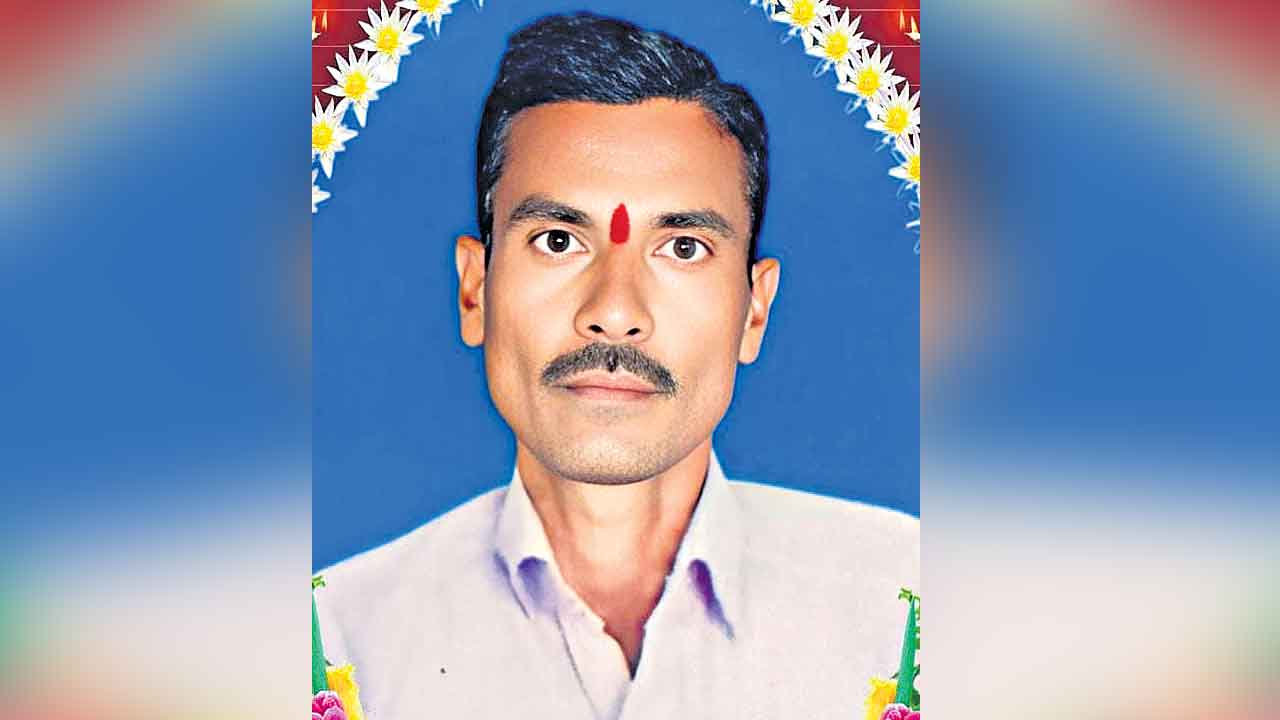 ఉరేసుకున్న పత్తి రైతు