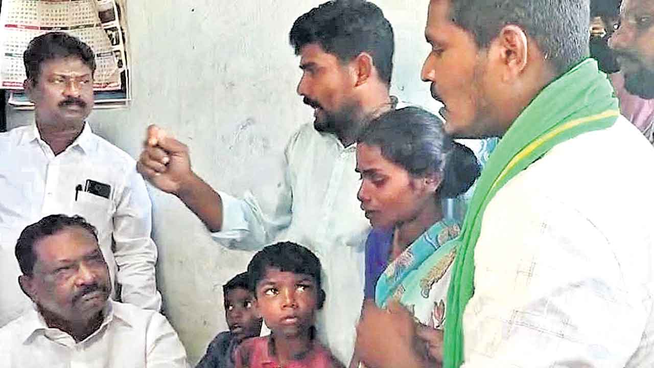 Podem Veeraiya | ప్రాణాలు పోతేనే కనిపిస్తారా..?.. పొందం వీరయ్యను నిలదీసిన రైతులు